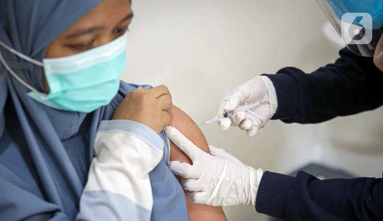 Vaksinator menyuntikkan vaksin COVID-19 dari Pfizer kepada warga di Puskesmas Lebak Bulus, Jakarta, Senin (23/8/2021). Sebanyak 1.560.780 dosis vaksin COVID-19 Pfizer tiba di Indonesia pada 19 Agustus 2021 melalui skema pembelian langsung. (Liputan6.com/Faizal Fanani)