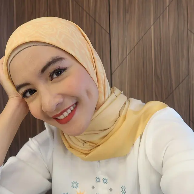 6 Potret Manis Intan Nuraini Saat Tunjukkan Lesung Pipi Ini Menawan