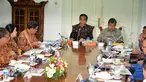 Presiden Joko Widodo (kiri menghadap lensa) bersama Wapres Jusuf Kalla (kanan) memimpin rapat terbatas kabinet di Istana Bogor, Senin (16/2/2015). Rapat tersebut membahas pengembangan pariwisata Indonesia. (Liputan6.com/Faizal Fanani)