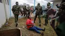 Ekspresi seorang wanita yang terjatuh saat terjadi bentrokan antara pendukung Presiden Uhuru Kenyatta dan polisi di Nairobi, Kenya (28/11). Uhuru Kenyatta dilantik menjadi Presiden Kenya untuk kali kedua.  (AP Photo / Ben Curtis)