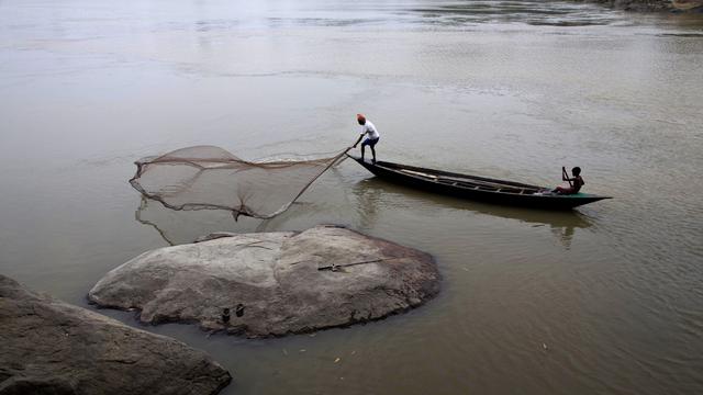 Melihat Suasana Sungai Terbesar di Asia