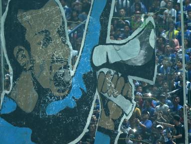 Koreografi 3D yang ditampilkan Bobotoh saat mendukung Persib Bandung melawan Mitra Kukar pada laga Liga 1 Indonesia 2018 di Stadion GBLA, Bandung, Jawa Barat, Minggu (8/4/2018). Persib Bandung menang 2-0. (Bola.com/Nick Hanoatubun)