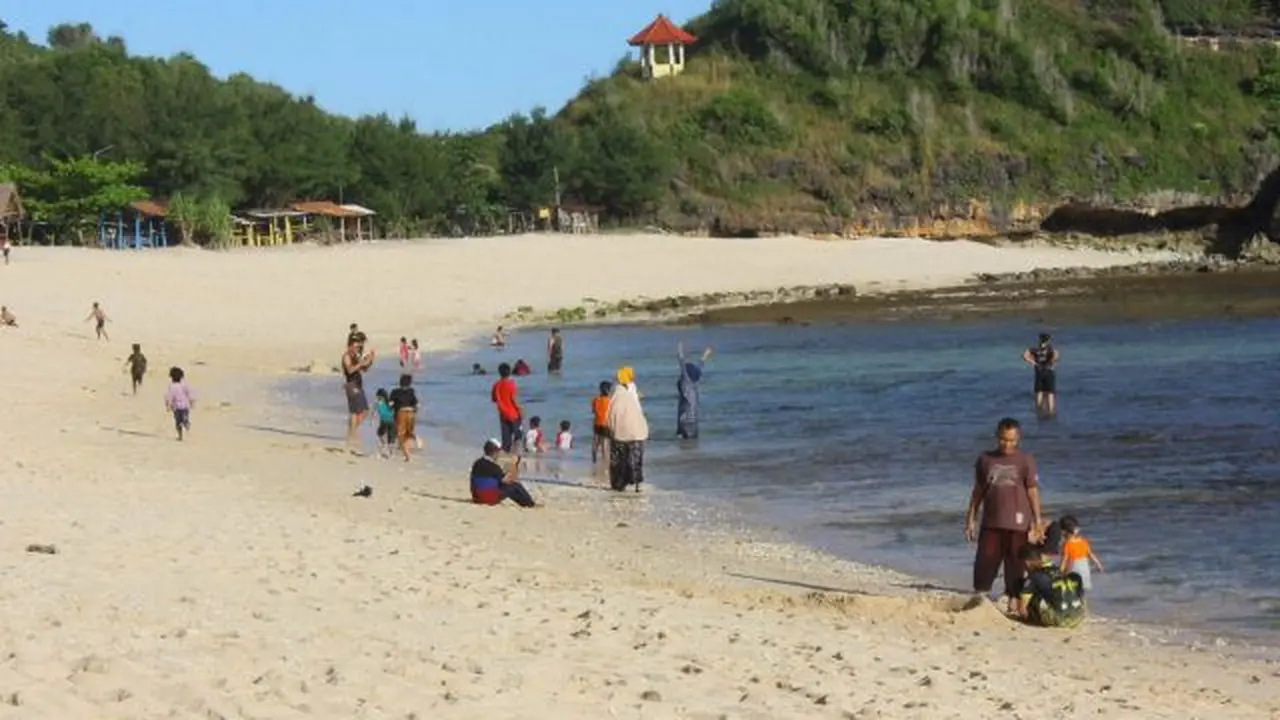 Beberapa pengunjung Pantai Watukarung, Pringkuku, Pacitan bermain air di tepi pantai pada hari pertama Ramadan kemarin (6/5). (Sugeng Dwi Nurcahyo/Jawa Pos Group)