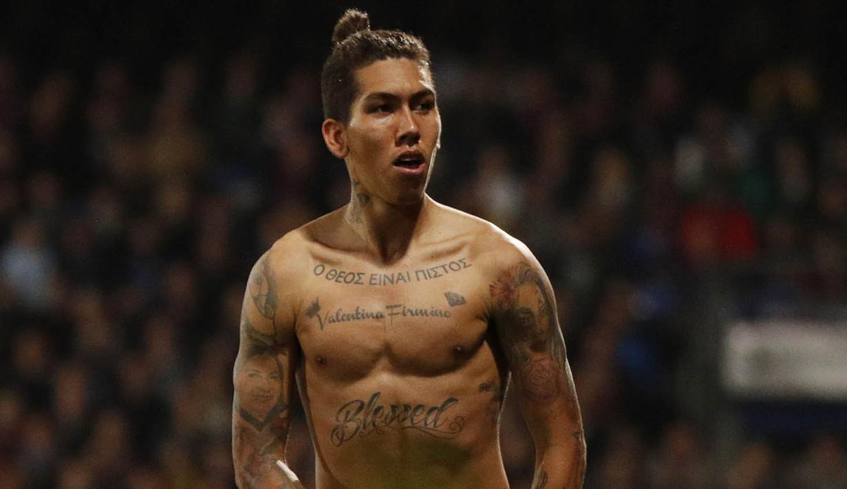 Gelandang Liverpool, Roberto Firmino, membuka baju merayakan gol yang dicetaknya ke gawang Crystal Palace pada laga Premier League di Stadion Selhurst Park, Inggris, Sabtu (29/10/2016). Liverpool menang 4-2 atas Palace. (Reuters/John Sibley)