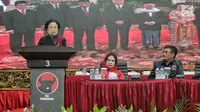 Ketua Umum PDIP Megawati Soekarnoputri (kiri) memberi sambutan saat penyerahan KTA PDIP kepada tokoh agama, purnawirawan TNI-Polri, dan akademisi di Jakarta, Selasa (2/4). Sejumlah tokoh agama, purnawirawan TNI-Polri, dan akademisi menyatakan bergabung dengan PDIP. (Liputan6.com/Faizal Fanani)