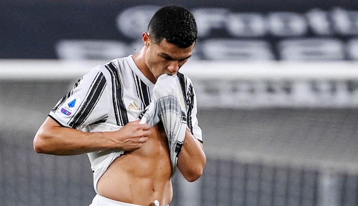 Striker Juventus, Cristiano Ronaldo, tampak lesu usai ditaklukkan AC Milan pada laga Liga Italia di Stadion Allianz, Senin (10/5/2021). AC Milan menang dengan skor 3-0. (AFP/Marco Bertorello)