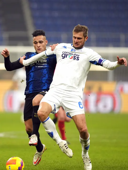 Pemain Inter Milan Lautaro Martinez (kiri) berebut bola dengan pemain Empoli Simone Romagnoli pada pertandingan sepak bola Coppa Italia di Stadion San Siro, Milan, Italia, 19 Januari 2022. Inter Milan menang 3-2. (AP Photo/Antonio Calanni)