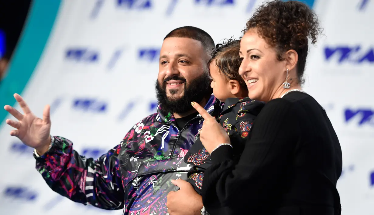 DJ Khaled dan Nicole Tuck serta putri mereka, Asahd menghadiri ajang MTV Video Music Awards (VMA) 2017 di California, Minggu (27/8). MTV VMA merupakan salah satu acara penghargaan musik yang paling dinanti selain Grammy Awards (Chris Pizzello/Invision/AP)