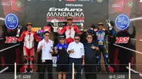 Pebalap Astra Honda, Rheza Danica Ahrens (tengah) dan Veda Ega Pratama (kiri) raih podium pertama dan kedua pada race pertama seri kedua di ajang Kejuaraan Nasional (Kejurnas) Mandalika Racing Series di kelas Sport 250cc di Pertamina Mandalika International Street Circuit, Nusa Tenggara Barat (15/7/2023). (Doc AHM)