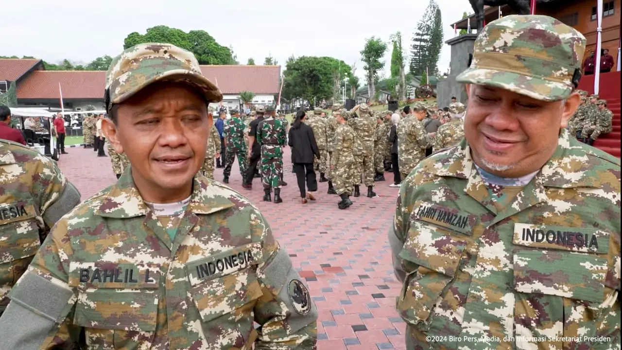 Menteri ESDM Bahlil Lahadalia bersama Wakil Menteri Perumahan dan Kawasan Pemukiman saat mengungkapkan kesannya usai mengikuti Retreat Kabinet di Akmil, Magelang.