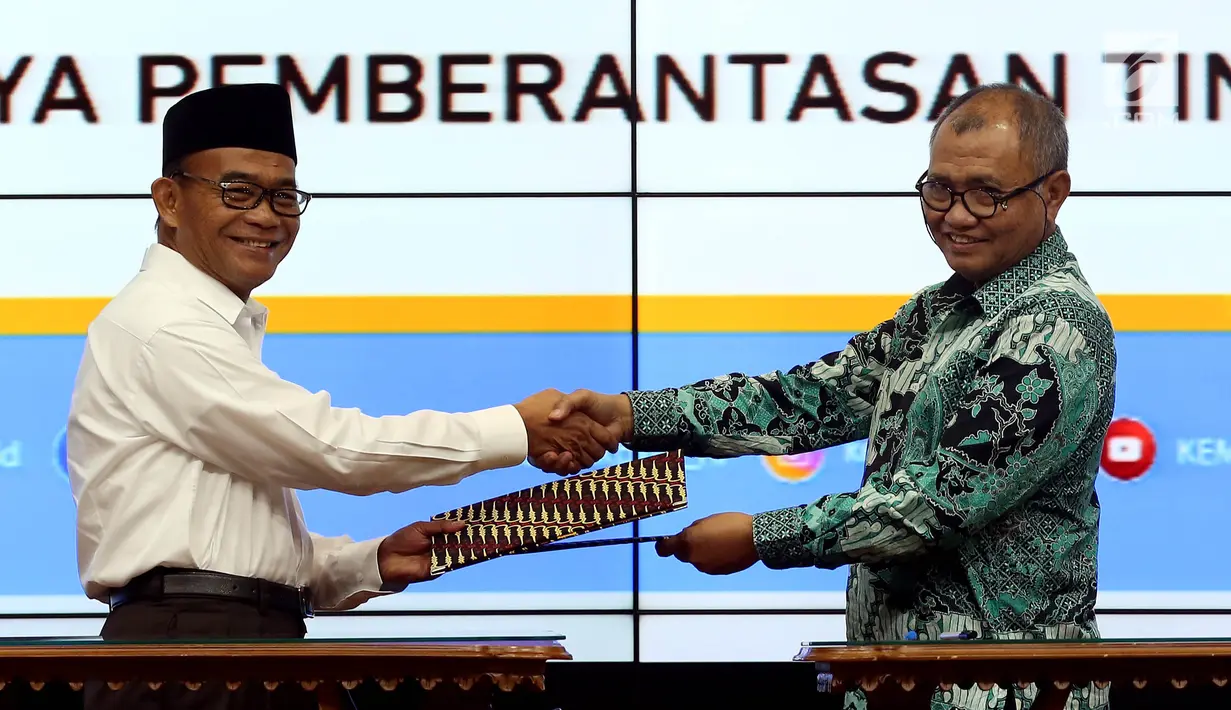 Mendikbud Muhadjir Effendy dan Ketua KPK Agus Rahardjo saling bertukar Nota Kesepahaman (MoU) usai ditandatangani di Jakarta, Kamis (3/8). Nota kesepahaman ini merupakan bentuk dukungan terhadap upaya pencegahan korupsi. (Liputan6.com/Johan Tallo)