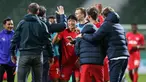 Striker RB Leipzig, Hwang Hee-chan (tengah) bersama para pemain lainnya merayakan kemenangan 2-1 atas Werder Bremen melalui babak perpanjangan waktu dalam laga semifinal DFB Pokal di Weserstadion, Bremen, Jumat (30/4/2021). (AFP/Cathrin Mueller/Pool)