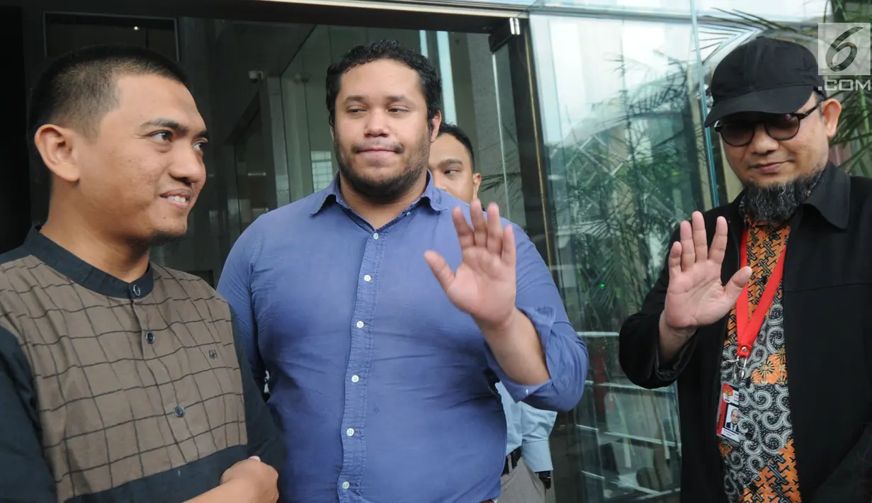 Ketua Wadah Pegawai KPK Yudi Purnomo Harahap  (kiri), Manager Advokasi Asia Pasifik Amnesty Internasional Fransisco Bencosme (tengah) dan penyidik senior KPK, Novel Baswedan (kanan) memberikan keterangan usai melakukan pertemuan di Gedung KPK, Jakarta, Jumat (26/4). (merdeka.com/Dwi Narwoko)