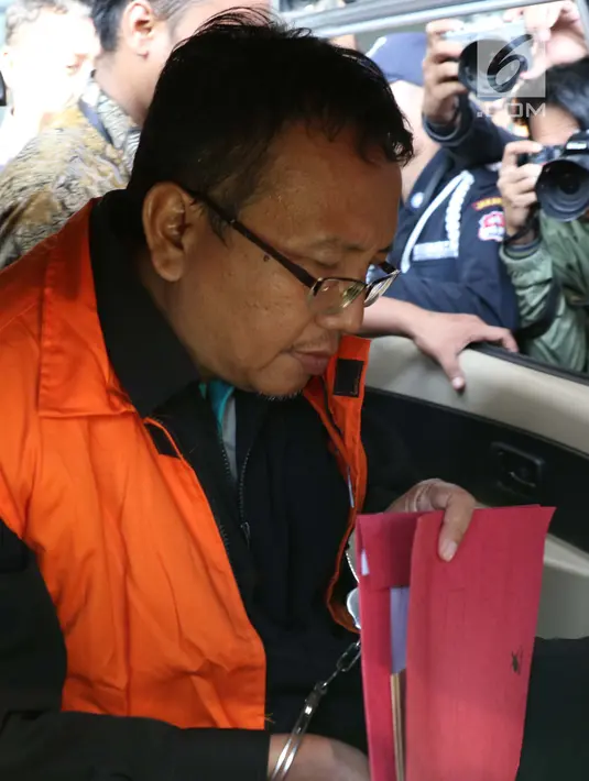 Plt Sekda Dinas DPPKAD Kabupaten Kudus, Akhmad Sofyan masuk mobil tahanan usai pemeriksaan terkait dugaan suap pengisian jabatan perangkat daerah di Pemkab Kudus, Gedung KPK, Jakarta, Sabtu (27/7/2019). KPK juga menetapkan Bupati Kudus, M Tamzil sebagai tersangka. (Liputan6.com/Helmi Fithriansyah)