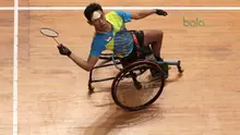 Atlet WC Bulutangkis dari Jawa Tengah, Supriadi mengembalikan kok saat melawan Wiwin dari Banten pada kategori Bulutangkis WH-2 di Istora Senayan, Jakarta (27/6/2018). Supriadi menang 21-11, 21-18. (Bola.com/Nick Hanoatubun)