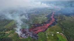 Pemandangan lava meletus dari celah dekat Pahoa saat erupsi yang sedang berlangsung di Gunung berapi Kilauea, Hawaii, 19 Mei 2018.  Seperti diketahui, Kilauea merupakan salah satu gunung berapi paling aktif di dunia. (U.S. Geological Survey via AP)