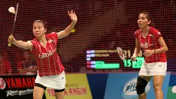 Aksi Greysia Polii/Nitya Krishinda di babak perempat fnal Indonesia Open 2015. (Peksi Cahyo/Bola.com)