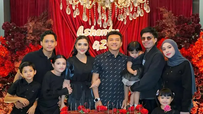 Gaya Kompak Keluarga Ashanty di Pesta Ultahnya yang ke-42, Serasi dalam Nuansa Hitam Elegan