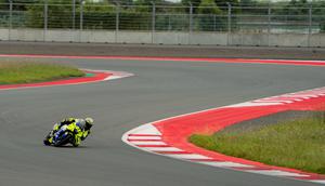 Momen legenda MotoGP Valentino Rossi saat mengaspal di Sirkuit Pertamina Mandalika, Lombok. (Pertamina Lubricants)