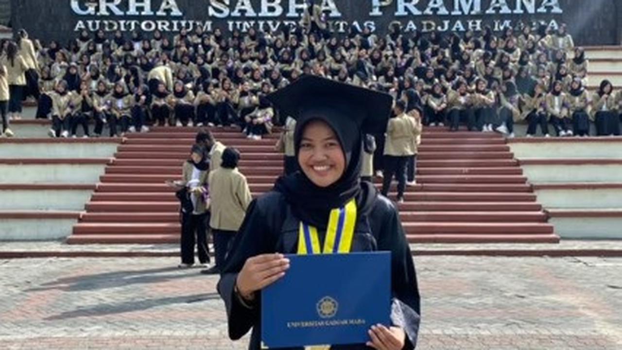 Niat Ingin Foto di Depan Gedung Kampus, Wisudawati Ini Dibuat Kaget Dapati Ucapan Selamat dari Satu Angkatan
