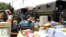 Sejumlah barang milik warga dikeluarkan oleh prajurit TNI saat melakukan pengosongan di komplek Detasemen Intel Kodam Jayakarta, Jakarta, Kamis (3/9/2015). Kodam Jaya melakukan pengosongan terhadap 99 unit dari 121 rumah. (Liputan6.com/Yoppy Renato)