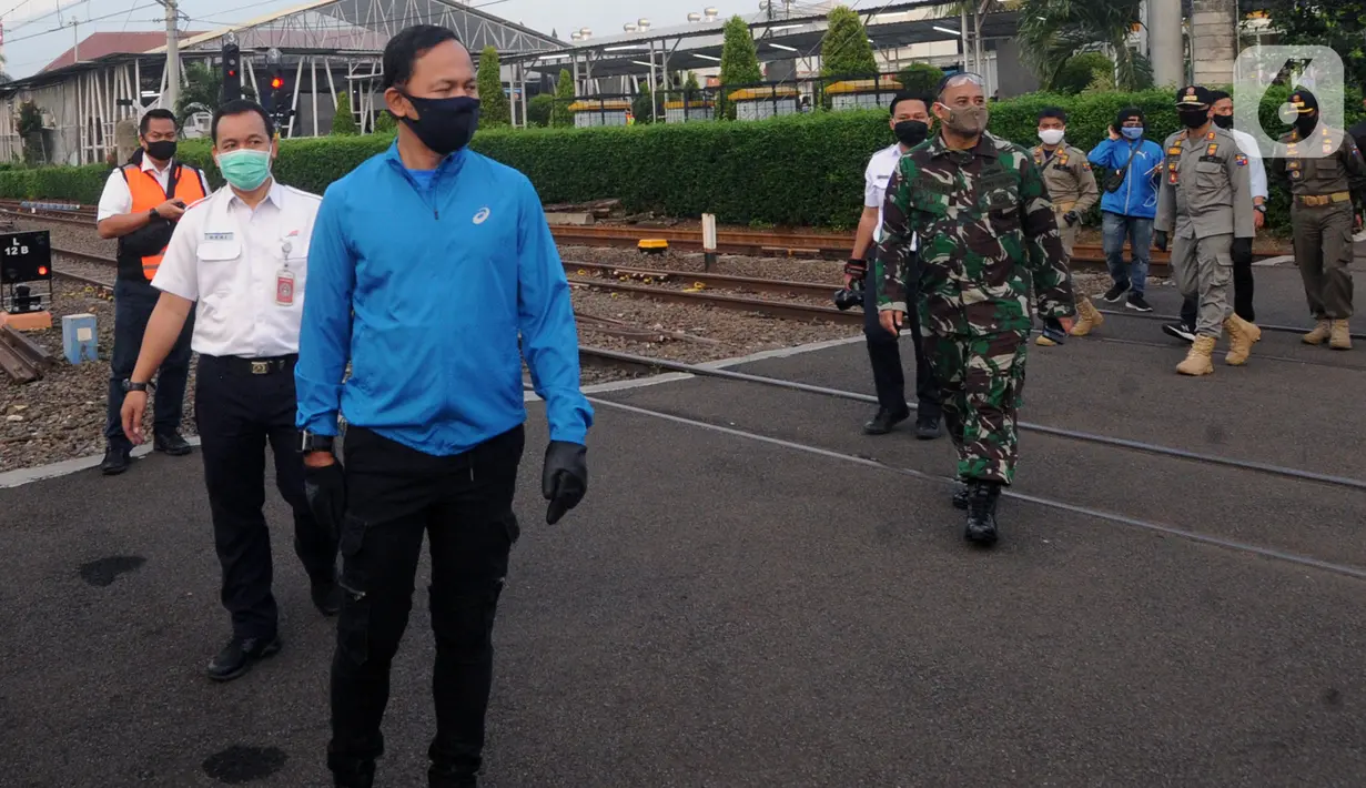 Wali Kota Bogor Bima Arya saat meninjau Stasiun Bogor, Jawa Barat, Selasa (9/6/2020). Bima Arya mengunjungi Stasiun Bogor untuk melihat kesiapan aparat keamanan mengantisipasi antrean panjang serta penerapan protokol kesehatan pada penumpang KRL. (merdeka.com/Arie Basuki)