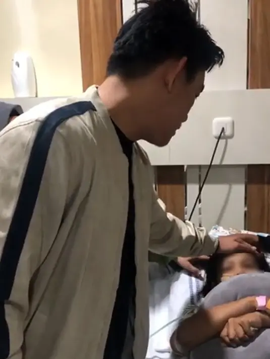 Ivan Seventeen jenguk Audrey