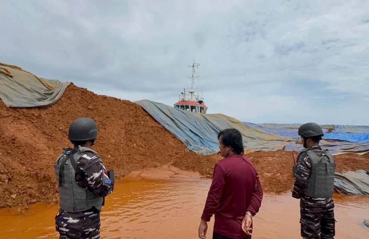 FOTO: KRI Pari-849 Amankan Kapal Pengangkut Ore Nikel Ilegal di Perairan Sulawesi Tenggara