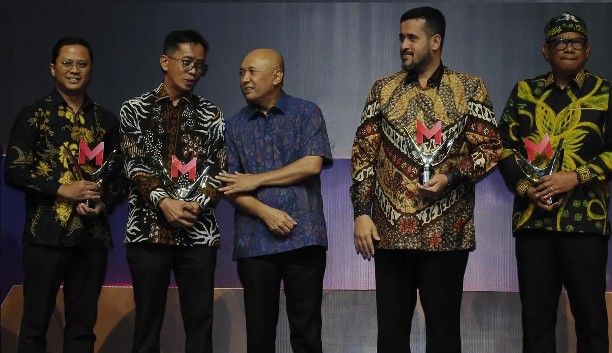 Menteri Koperasi dan Usaha Kecil Menengah Teten Masduki (tengah) sesaat sebelum berfoto bersama penerima Merdeka Awards di di Gedung SCTV Tower, Jakarta, Rabu (30/8/2023). (merdeka.com/Imam Buhori)