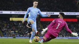 The Cityzens langsung tancap gas sejak awal dimulainya babak pertama. Namun, sejumlah peluang anak asuh Pep Guardiola belum ada yang bersarang dengan sempurna di gawang Brentford yang dijaga David Raya. (AP/Jon Super)