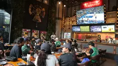Suasana nonton bareng NBA Finals bersama Vidio dan NBA Indonesia di Stark Taproom, Elysee, SCBD, Jakarta pada hari Sabtu (15/6/2024). (Bola.com/Syahkist Afi Daib)