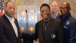 Bersama Santos, Carlos Alberto Torres (kiri) dan Pele memenangi dua gelar divisi pertama dan lima trofi negara bagian Sao Paulo. (AFP/Emmanuel Dunand)