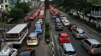 Kepadatan kendaraan tampak panjang menjelang waktu berbuka puasa di Jalan HR Rasuna Said, Kuningan, Jakarta, Senin (6/6/2016). Jam kemacetan di Jakarta selama bulan puasa diprediksi akan terjadi mulai pukul 15.00 WIB. (Liputan6.com/Yoppy Renato)