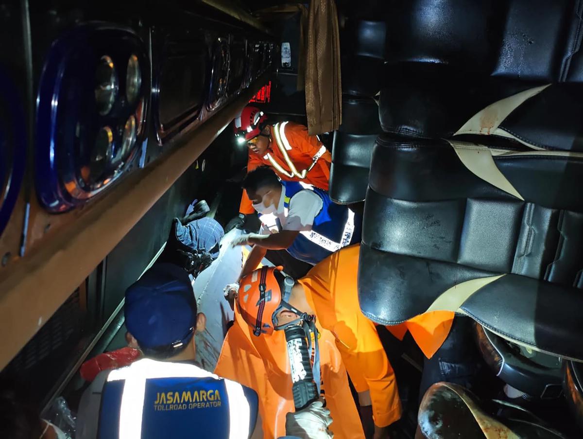 Basarnas Evakuasi Korban Kecelakaan Bus Maut di Tol Krapyak