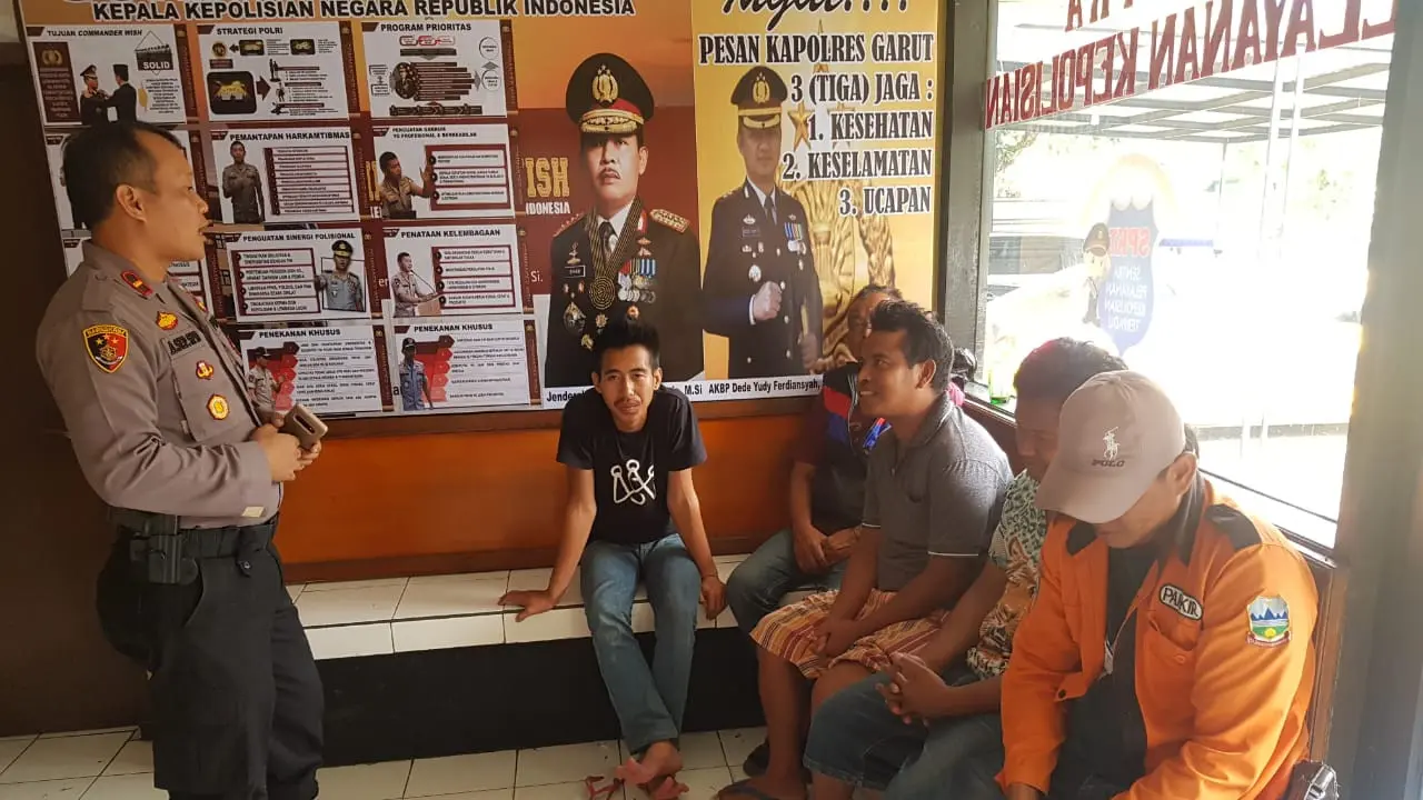 Dengan muka tertunduk, sejumlah warga di kawasan wisata air hangat Cipanas, akhirnya digiring ke mapolsek Tarogong Kaler, setelah menjadi viral akibat dugaan pungli yang mereka lakukan kepada sejumlah pengunjung
