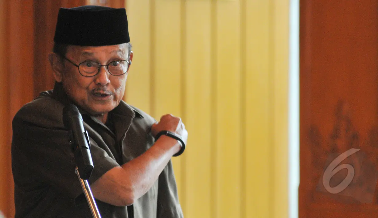 Presiden ke-3 RI, BJ Habibie menggelar dialog bersama pengurus Akademi Ilmu Pengetahuan Indonesia (AIPI) di kediamannya, Jalan Patra Kuningan, Jakarta Selatan, Minggu (24/5/2015). (Liputan6.com/Herman Zakharia)