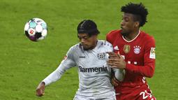 Gelandang Bayern Leverkusen, Leon Bailey (kiri) mengontrol bola dibayangi striker Bayern Munich, Kingsley Coman dalam laga lanjutan Liga Jerman 2020/2021 pekan ke-30 di Allianz Arena, Munich, Selasa (20/4/2021). Leverkusen kalah 0-2 dari Bayern Munich. (AP/Christof Stache/Pool)
