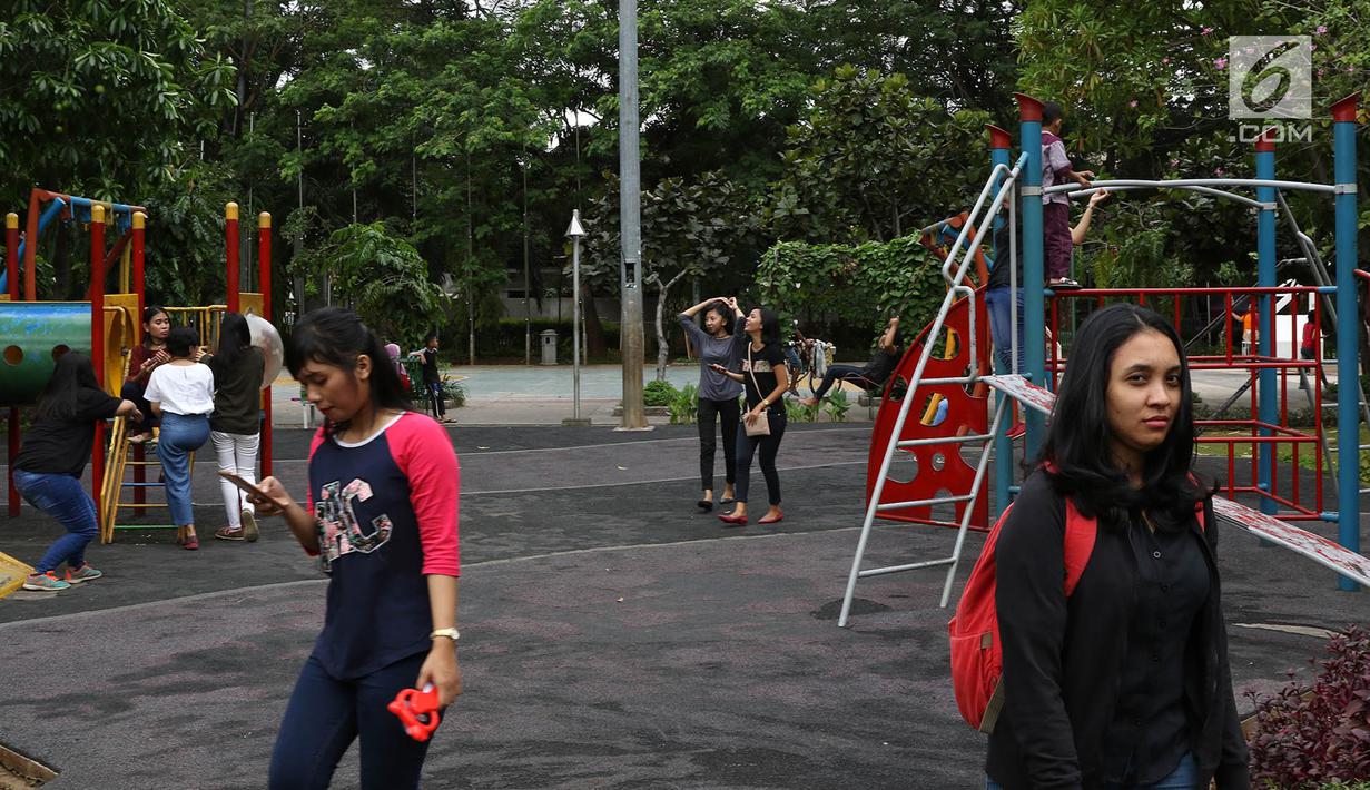 Sejumlah remaja bermain di sekitar Taman Menteng, Jakarta, Kamis (1/6). Meskipun pada 1 Juni merupakan libur nasional memperingati hari lahir Pancasila, namun di Taman Menteng lebih sepi dibanding hari libur lainnya. (Liputan6.com/Immanuel Antonius)