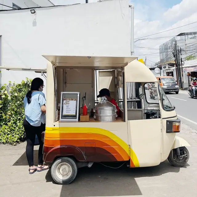 Berjualan dengan Menggunakan Bajaj, Menu dari Bajaj Si Omay Ini Selalu Diminati dan Ditunggu Banyak Orang