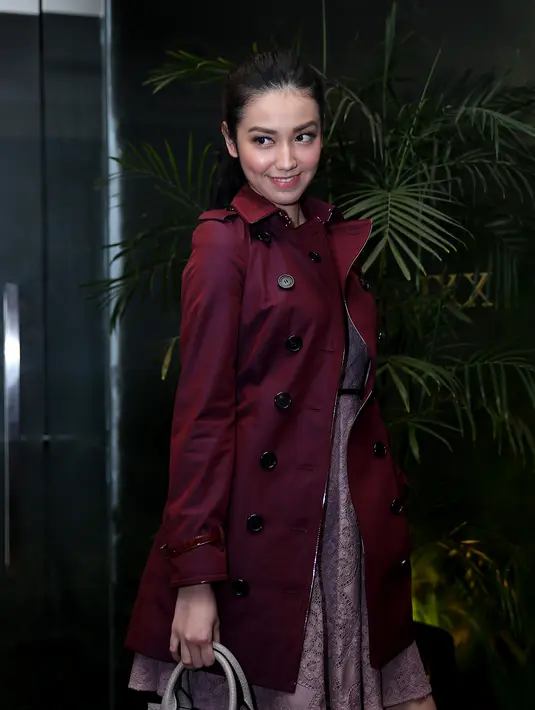 Itje merupakan wanita Sunda yang lincah. Sebelum menikah dengan pria asal Perancis bernama Clement (Nino Fernandez), ia hidup di sebuah desa pinggiran bernama Bojong. Pasca menikah, ia pun diboyong ke Perancis oleh suaminya. (Andy Masela/Bintang.com)