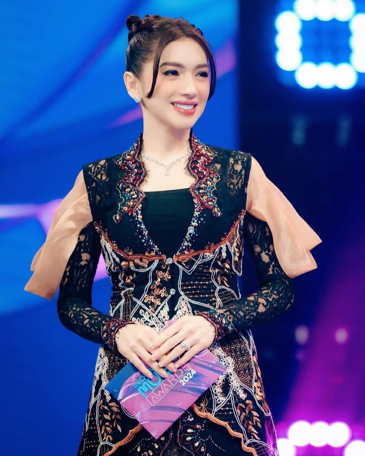 Potret Cantik Angel Karamoy di Indonesian Music Awards 2024, Pesona Bidadari Tak Bisa Bohong