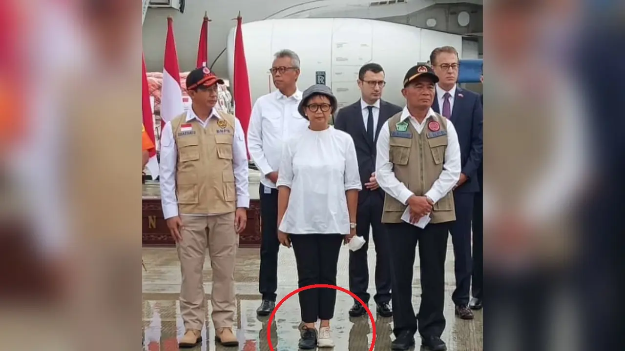 Penampilan Menteri Luar Negeri RI Retno Marsudi kembali jadi sorotan usai kehadirannya dengan menggunakan sepatu dengan warna yang berbeda.