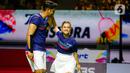 Selebritis Indonesia, Arya Saloka/Ziva Magnolya saat bermain bulu tangkis melawan Atu Zero/Atita Haris (Malaysia) pada pertandingan Tepuk Bulu 2023 di Istora Gelora Bung Karno, Jakarta, Jumat (17/11/2023). (Liputan6.com/Faizal Fanani)