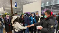 Sejumlah Warga Negara Indonesia (WNI) yang akan dievakuasi tiba di Bandara Internasional Tianhe, Wuhan, Hubei, China, Sabtu, (1/2/2020). Setibanya di Batam, ratusan WNI itu akan segera dievakuasi dan diobservasi di Natuna. (foto:Duta Besar RI di Beijing)