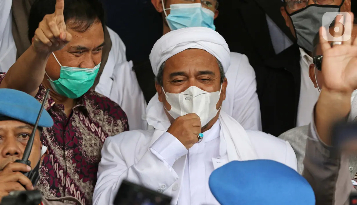 Rizieq Shihab (tengah) memberi keterangan sesaat sebelum masuk gedung utama Mapolda Metro Jaya, Jakarta, Sabtu (12/12/2020). Rizieq Shihab akan menjalani pemeriksan sebagai tersangka penghasutan dan kerumunan di tengah pandemi Covid-19. (Liputan6.com/Helmi Fithriansyah)
