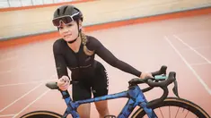 Pebalap sepeda putri Indonesia, Ayustina Delia Priatna berpose di depan fotografer setelah berlatih untuk ajang UCI Track Nations Cup 2023 di Jakarta International Velodrome, Rawamangun, Jakarta, Kamis (16/02/2023). (Bola.com/Bagaskara Lazuardi)