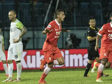 Gelandang Persija, Raphael Maitimo, merayakan gol yang dicetaknya ke gawang PBR pada laga Piala Jenderal Sudirman di Stadion Kanjuruhan, Malang, Kamis (19/11/2015). Persija berhasil menang 2-0. (Bola.com/Vitalis Yogi Trisna)