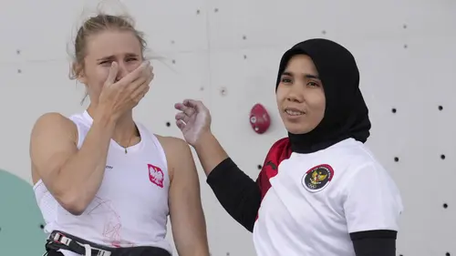 Atlet panjat tebing Indonesia, Rajiah Salsabillah (kanan) memberikan selamat kepada wakil Polandia, Aleksandra Kalucka yang berhasil mendapatkan medali perunggu Olimpiade Paris 2024 di Le Bourget Sport Climbing Venue, Paris, Prancis, Rabu (07/08/2024). (AFP/Fabrice Coffrini)