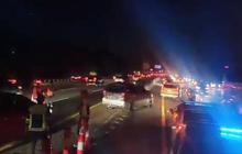 Petugas Terapkan Contraflow Atasi Kepadatan Tol Jakarta-Cikampek Jelang Arus Mudik Idul Fitri 1447 H