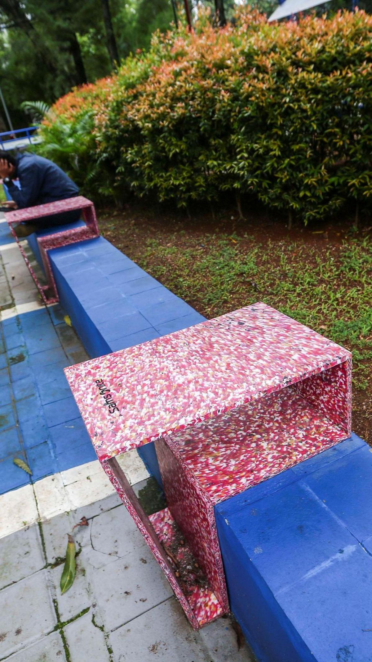 Beberapa fasilitas yang terbuat dari daur ulang sampah plastik ini antara lain bangku, pagar pembatas hingga taman bermain anak-anak. Foto: Liputan6.com / Angga Yuniar<br>